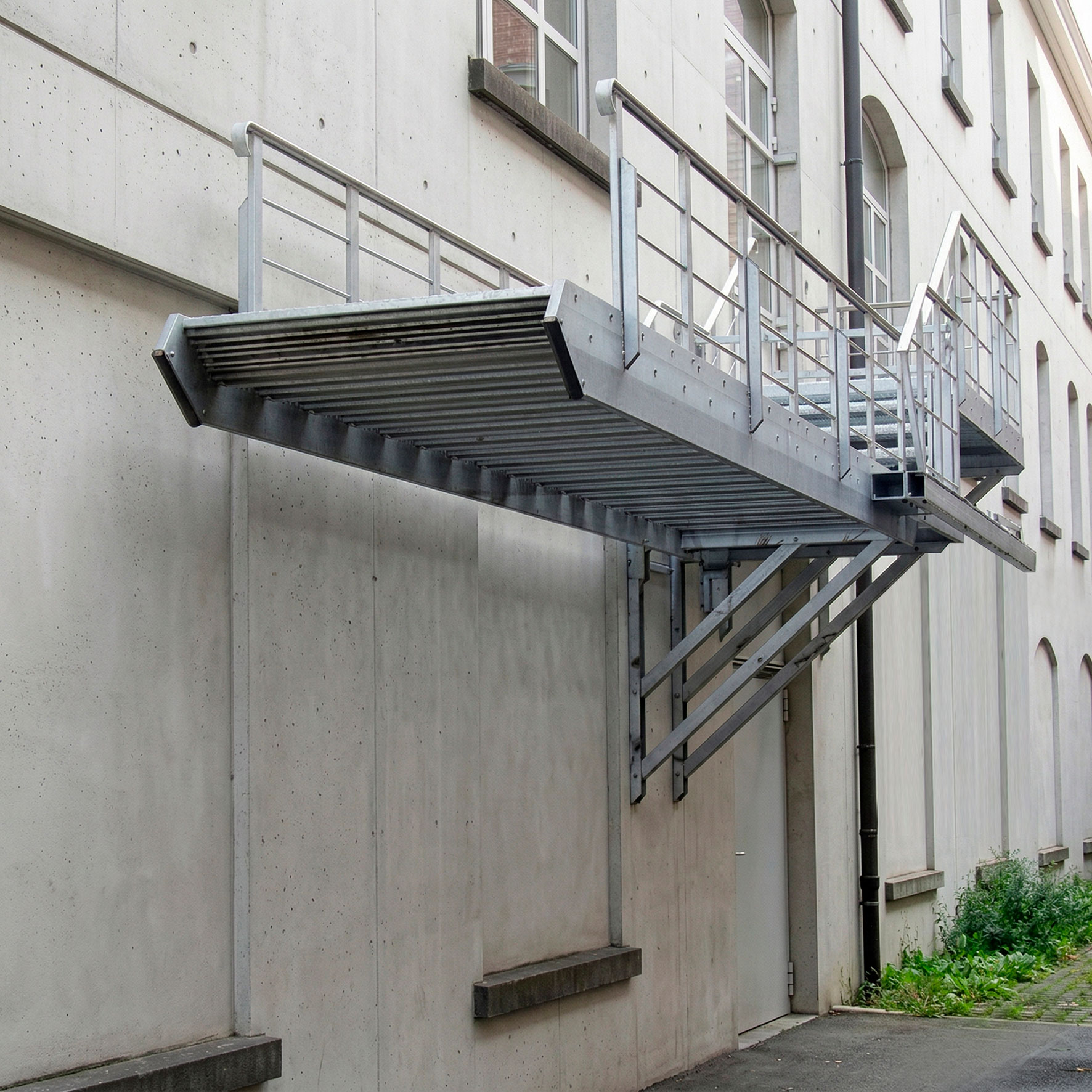 Escalera basculante con mecanismo de contrapeso