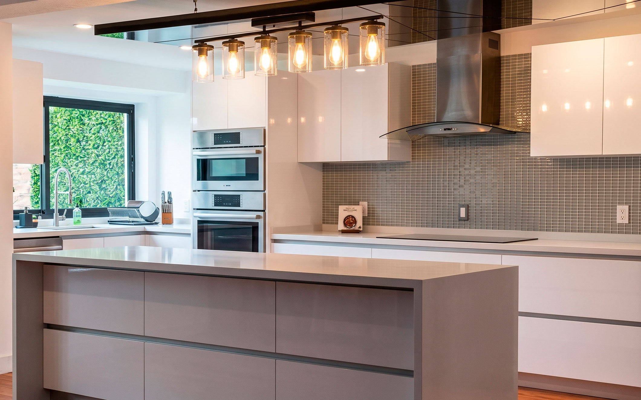 Carpintería de alta gama - sala con muebles de madera noble